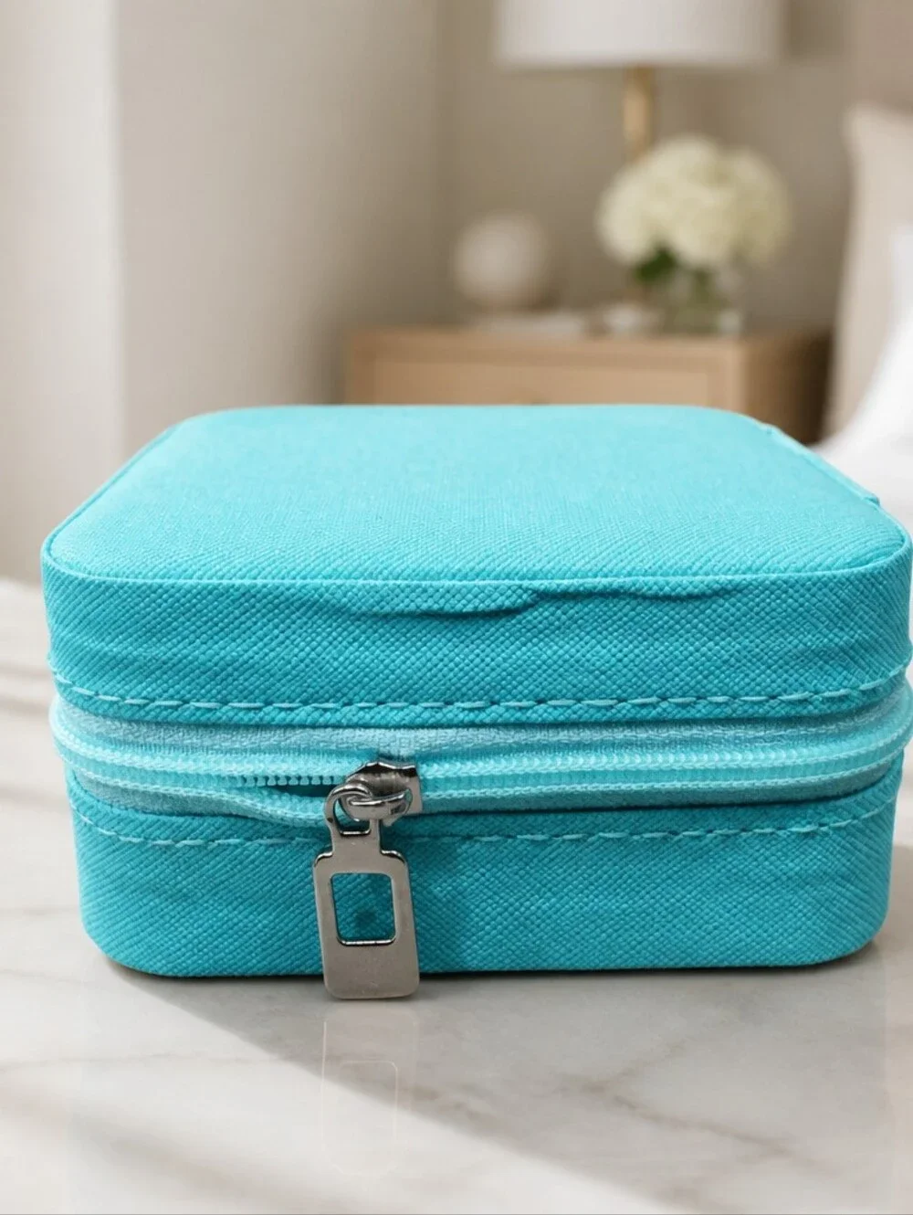 NWOT square mini travel jewelry box organizer featuring a zippered closure
